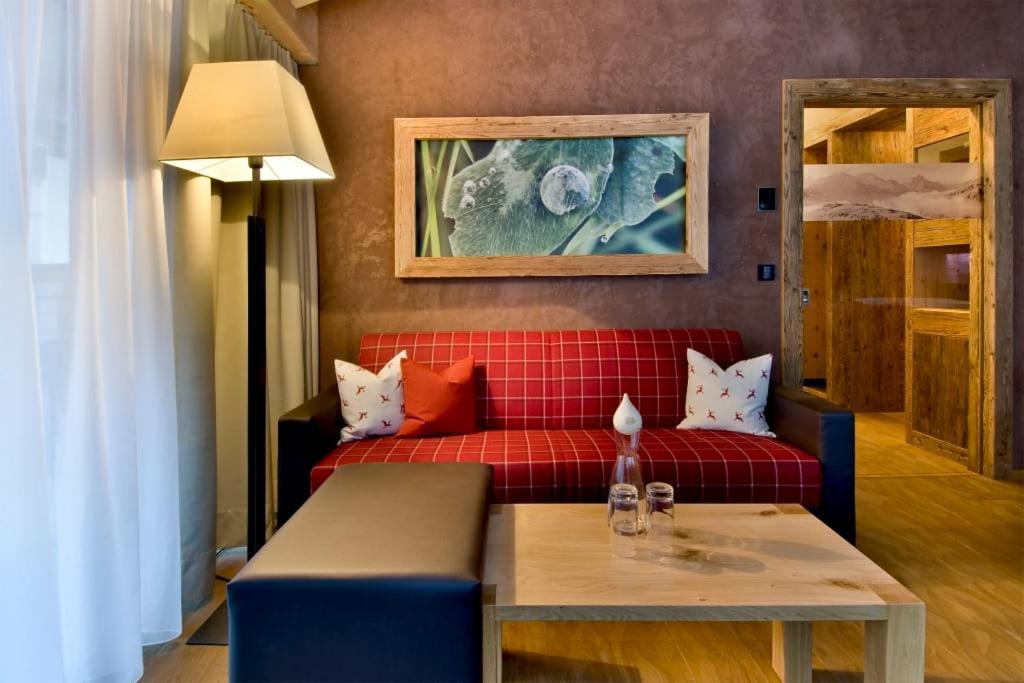 Pete Alpine Boutique Hotel - Klein Und Fein - Private Spa Suiten Und Zimmer سانكت أنتون ام ارلبرغ المظهر الخارجي الصورة