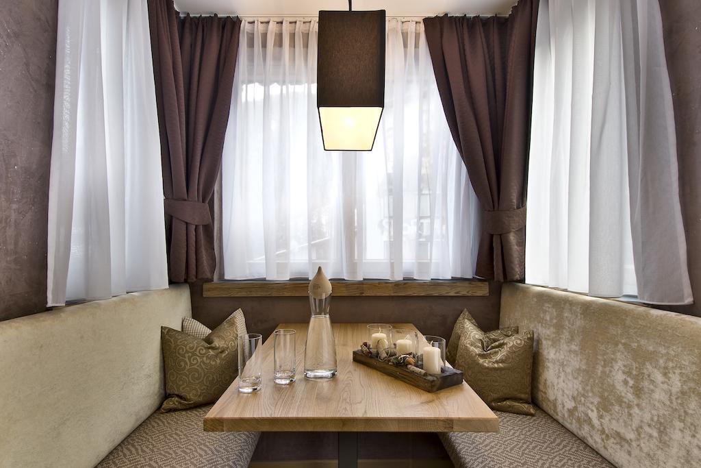 Pete Alpine Boutique Hotel - Klein Und Fein - Private Spa Suiten Und Zimmer سانكت أنتون ام ارلبرغ الغرفة الصورة