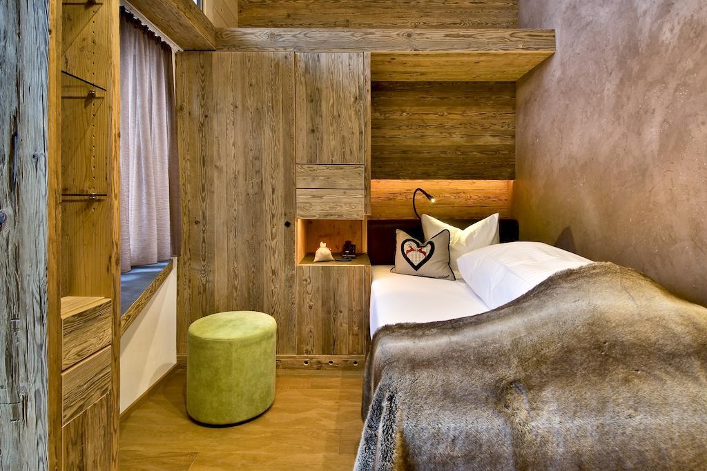 Pete Alpine Boutique Hotel - Klein Und Fein - Private Spa Suiten Und Zimmer سانكت أنتون ام ارلبرغ الغرفة الصورة