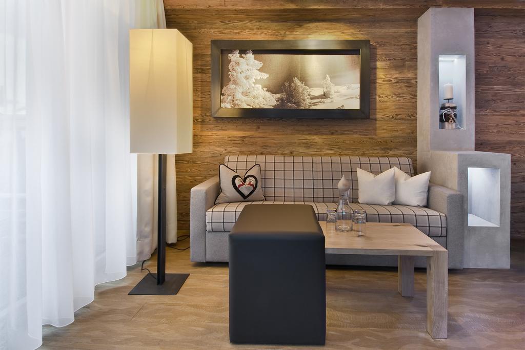 Pete Alpine Boutique Hotel - Klein Und Fein - Private Spa Suiten Und Zimmer سانكت أنتون ام ارلبرغ الغرفة الصورة