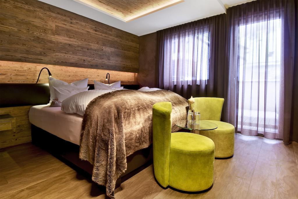 Pete Alpine Boutique Hotel - Klein Und Fein - Private Spa Suiten Und Zimmer سانكت أنتون ام ارلبرغ الغرفة الصورة