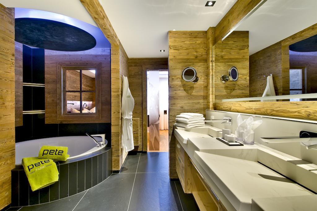 Pete Alpine Boutique Hotel - Klein Und Fein - Private Spa Suiten Und Zimmer سانكت أنتون ام ارلبرغ الغرفة الصورة