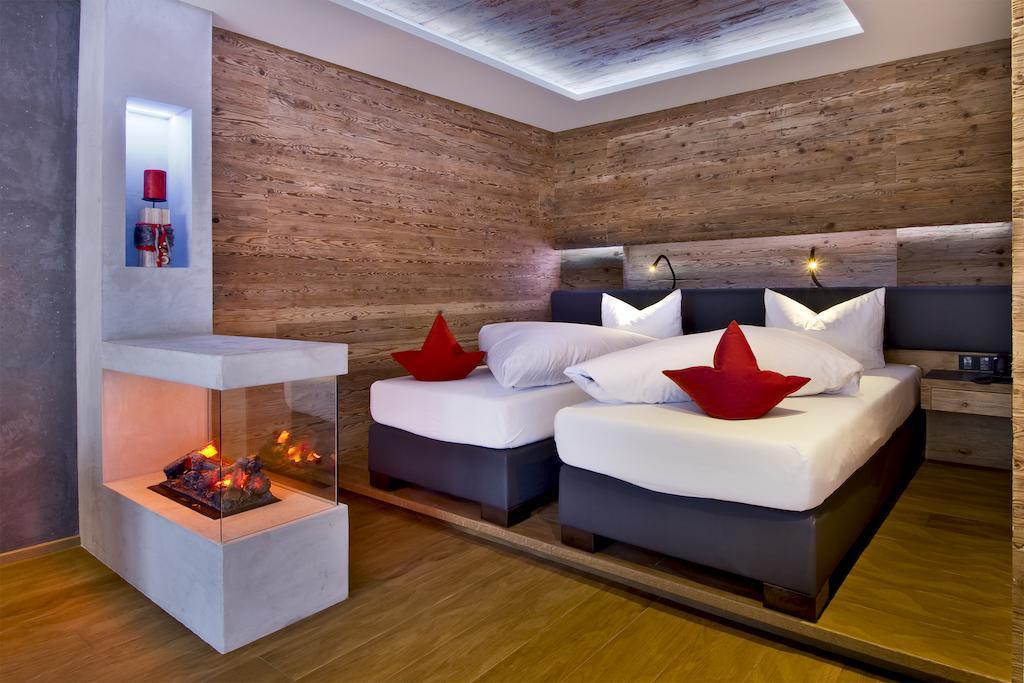Pete Alpine Boutique Hotel - Klein Und Fein - Private Spa Suiten Und Zimmer سانكت أنتون ام ارلبرغ الغرفة الصورة